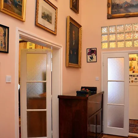 Central Astoria Apartman